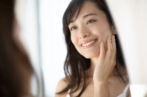 鏡の前で自分に手を添えて微笑む日本人女性 ─ Mani Padme40代・子育て後の自己受容と本当の自分を好きになる変容