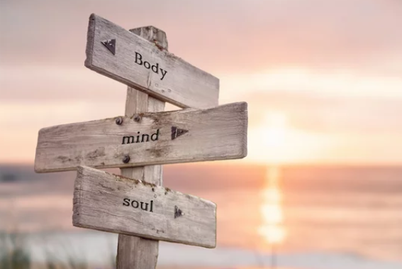 Body・mind・soulの道標と夕暮れの海 ─ 心・体・魂の統合を支えるMani Padme（マニパドメ）