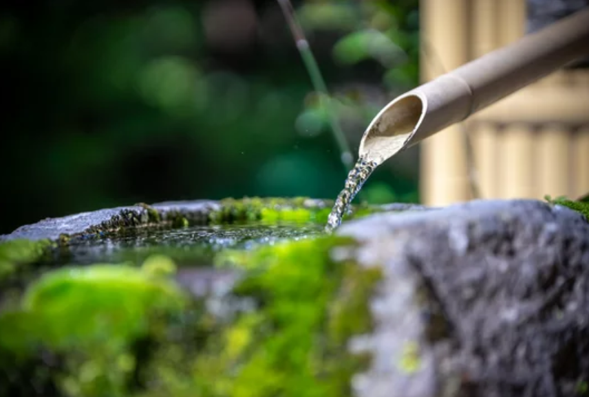 苔むした手水鉢に竹から清水が注ぐ ─ 魂の浄化と禊を象徴するMani Padme(マニパドメ)魂心道