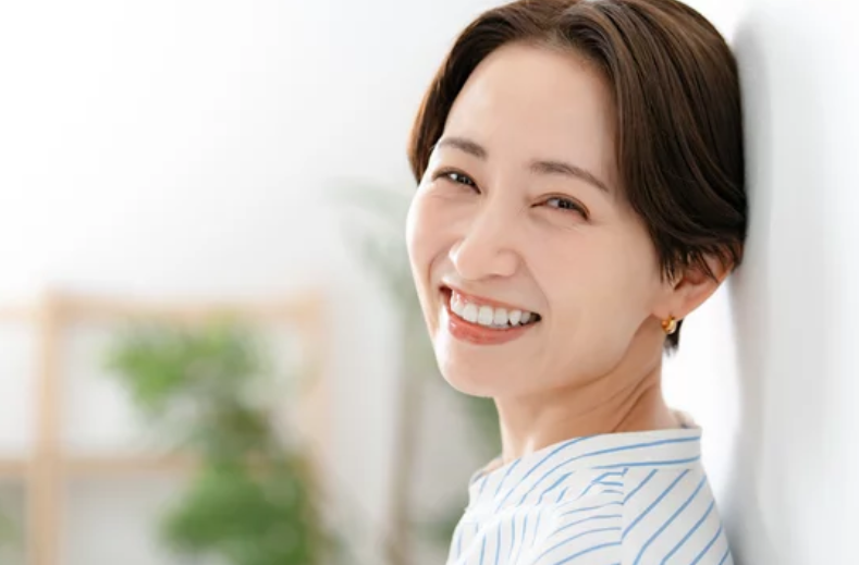 本当の自分を取り戻し穏やかに微笑む40代女性 ─ Mani Padme（マニパドメ）人生変革プログラム