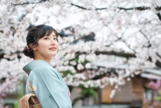 桜の下に佇む着物姿の女性 ─ 魂の覚醒と本当の自分を生きるMani Padme(マニパドメ)