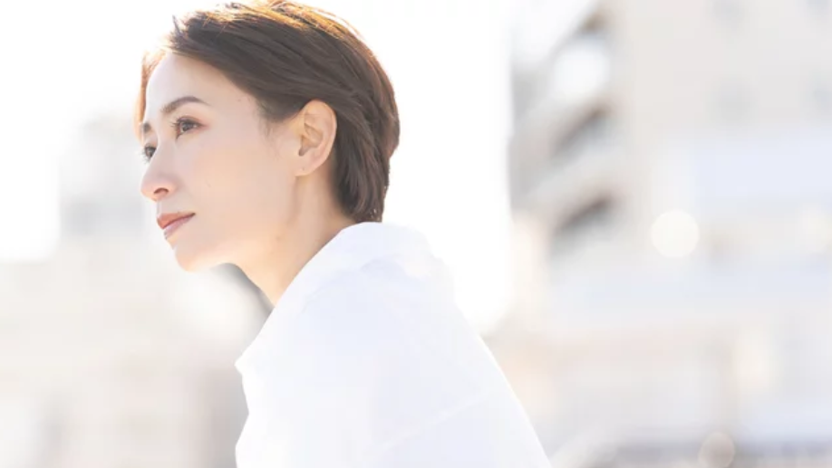 光の中で未来を見据える40代日本人女性 ─ Mani Padme（マニパドメ）LCC人生180度転換・魂の覚醒