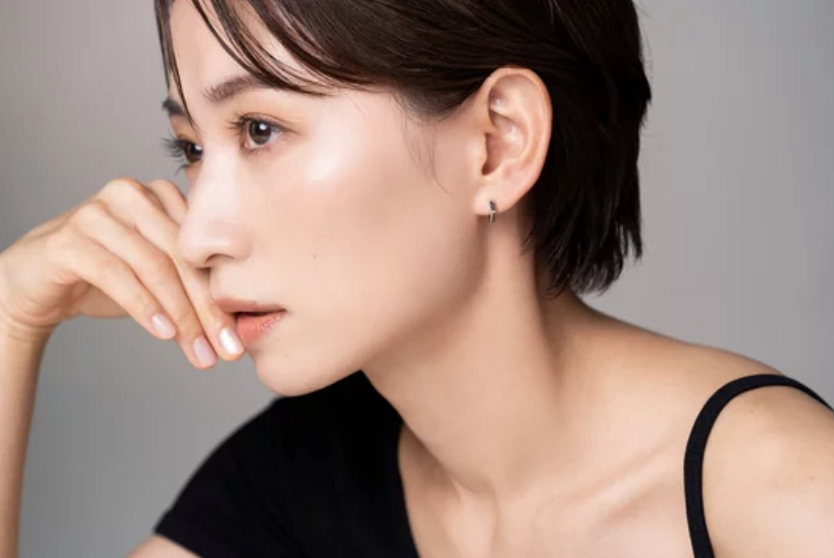 内省する日本人女性の横顔 ─ Mani Padme（マニパドメ）LCC人生180度転換・魂の根本変革プログラム