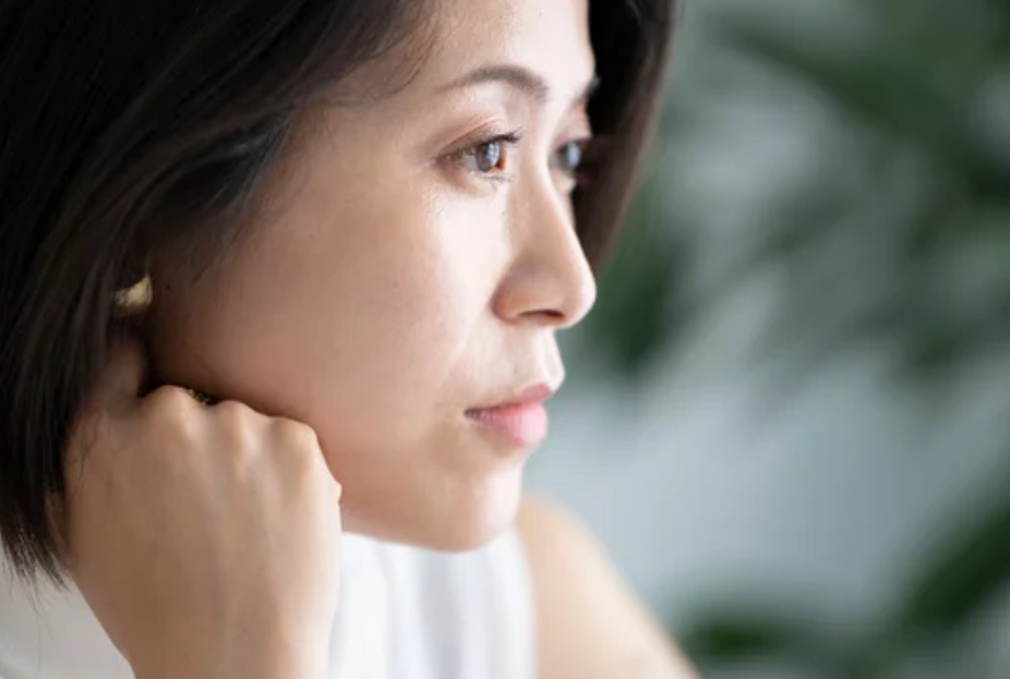 静かに内省する日本人女性の横顔 ─ Mani Padme（マニパドメ）LCC生きづらさ・魂の苦しみを根本解決