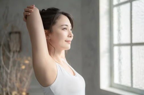 朝の光の中でストレッチする日本人女性 ─ Mani Padme（マニパドメ）瞑想・波動を上げる基本習慣