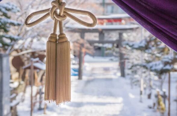 冬の鳥居と雪景色を背景に輝く神社の金房飾り ─ Mani Padme 魂の覚醒・日本のスピリチュアルと本当の自分を取り戻す人生変革コンサルティング