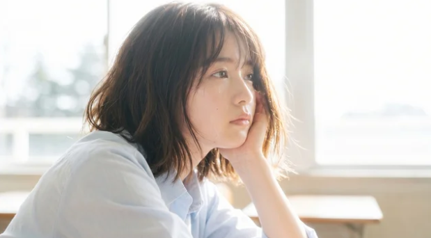 自然光の中でひとり内省する若い日本人女性 ─ Mani Padme 生きづらさ・このままでいいのかという問いと魂の覚醒コンサルティング