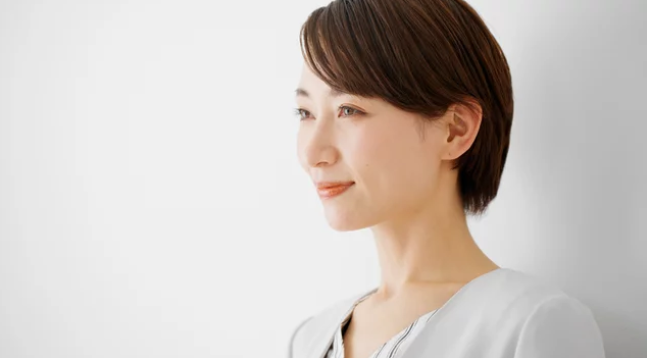静かに前を見つめる30代日本人女性 ─ Mani Padme ブログ「スピリチュアルは怪しい?」魂と科学を融合した人生変革