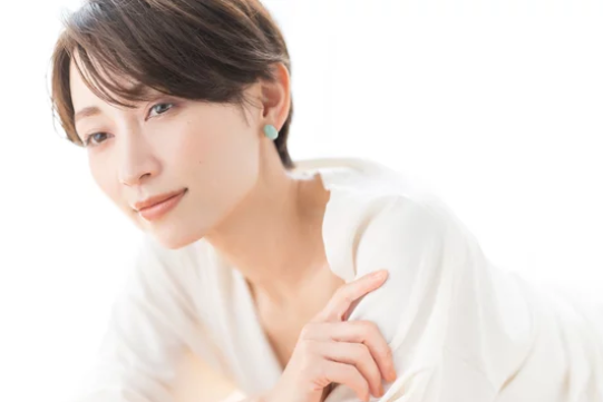 胸元に手を添えて静かに見つめる日本人女性 ─ Mani Padme 魂の覚醒・本当の自分を取り戻す内省と変容のイメージ