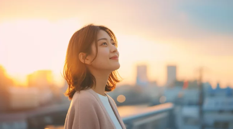 黄金色の夕暮れの中で前を向き穏やかに微笑む日本人女性 ─ Mani Padme 引き寄せの法則・魂の状態を整えて本当の自分で生きる人生変革コンサルティング