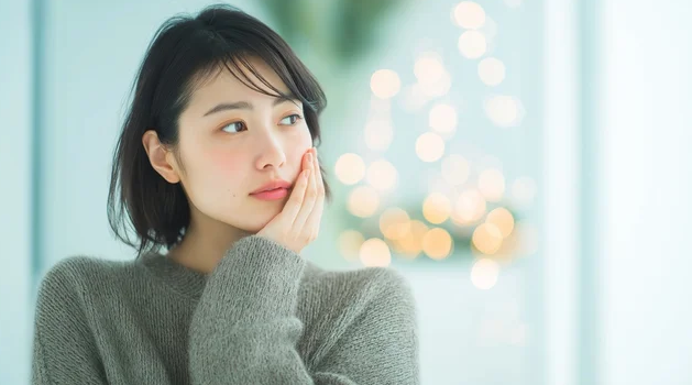 頬に手を当て遠くを見つめて内省する日本人女性 ─ Mani Padme（マニパドメ）ありのままでいたい・変わりたいの矛盾ブログ 迷いと葛藤の中にある魂の答え